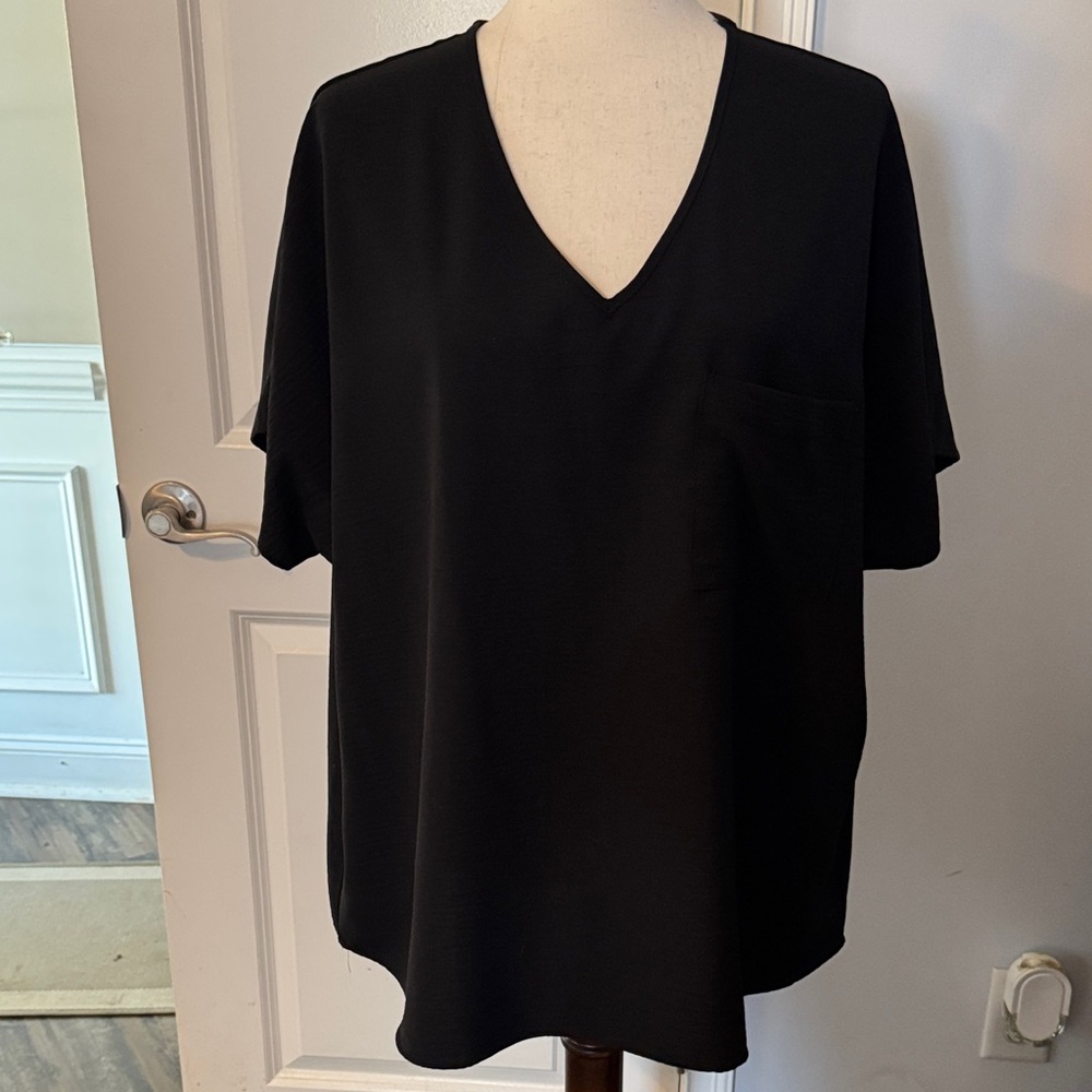 Zenana Outfitters Black V-Neck Short Sleeve Pocket Tee